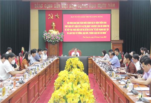 Tiếp tục đẩy mạnh việc học tập và làm theo Bác