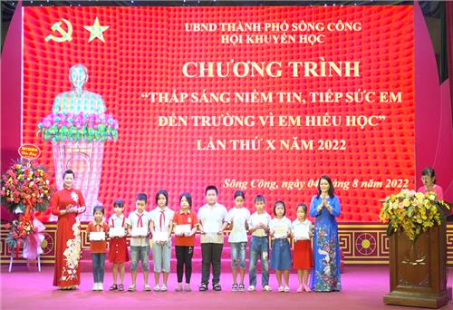 Trao học bổng cho học sinh nghèo vượt khó