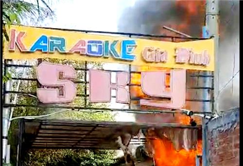 Bến Tre: Cháy quán karaoke đang bị đình chỉ hoạt động