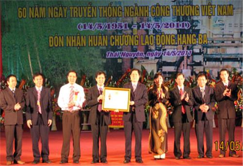 Ngành Công Thương đón nhận Huân chương Lao động hạng Ba