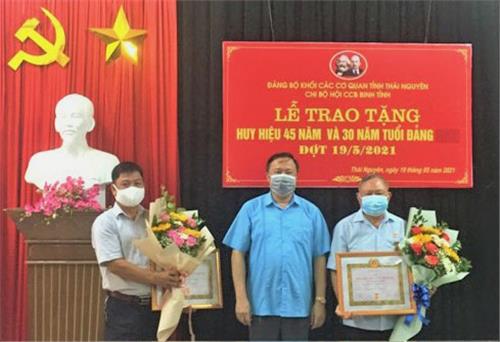 Trao tặng Huy hiệu 45 năm và 30 năm tuổi Đảng