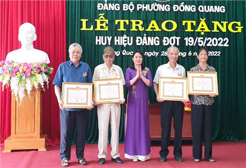 Trao tặng Huy hiệu Đảng