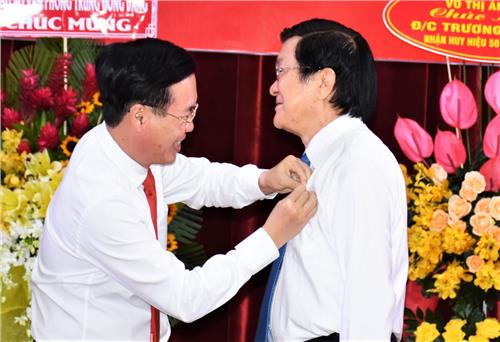Nguyên Chủ tịch nước Trương Tấn Sang nhận Huy hiệu 50 năm tuổi Đảng