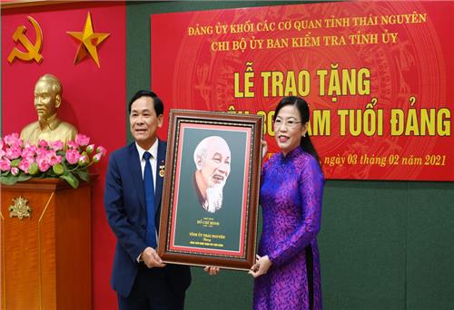 972 đảng viên được trao tặng, truy tặng Huy hiệu Đảng dịp 19-5