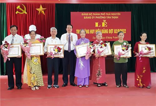 Trao Huy hiệu Đảng cho các đảng viên lão thành