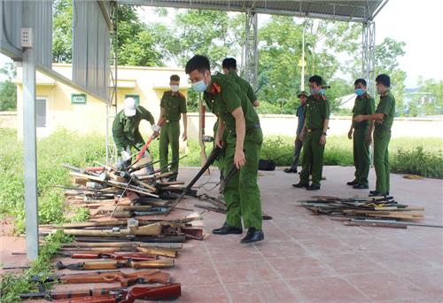 Công an huyện Phú Lương tiêu hủy hàng trăm vũ khí, vật liệu nổ