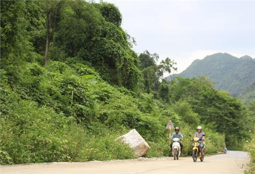 Sạt lở đá gây mất an toàn giao thông