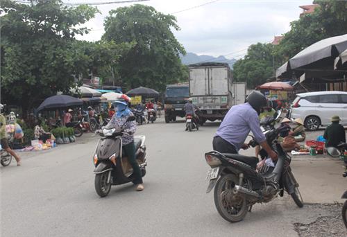 Mất an toàn giao thông từ việc họp chợ ven đường 