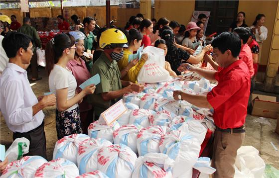 Trao quà hỗ trợ phòng, chống dịch COVID-19