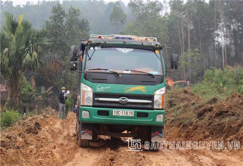 Phổ Yên: Khó ngăn chặn khai thác đất trái phép tại vùng giáp ranh