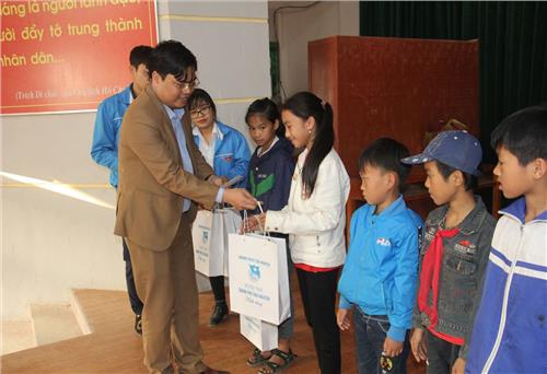 Thăm, tặng quà gia đình chính sách, hộ nghèo, học sinh có hoàn cảnh khó khăn