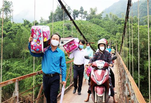 Hỗ trợ, động viên Trường Tiểu học Thần Sa trước ngày khai giảng