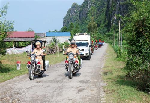 Ra quân hưởng ứng “Tháng an toàn giao thông”