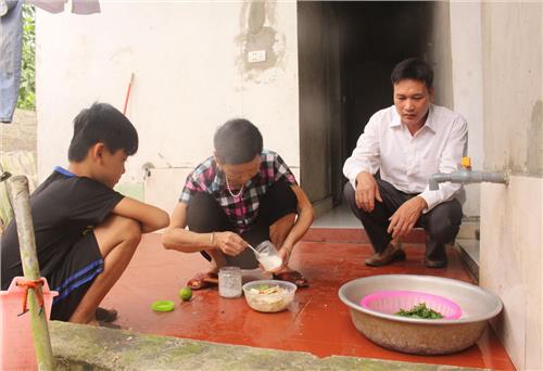 “Tỷ phú” trồng rừng giúp trẻ đến trường