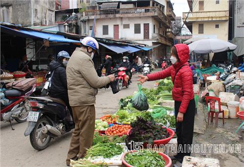 Mưa rét kéo dài, giá rau xanh tăng mạnh