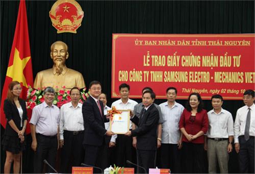 Awarding Investment Certificate to Samsung Electro-Mechanics Limited Company, Vietnam