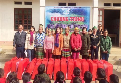 Tặng chăn ấm cho phụ nữ nghèo