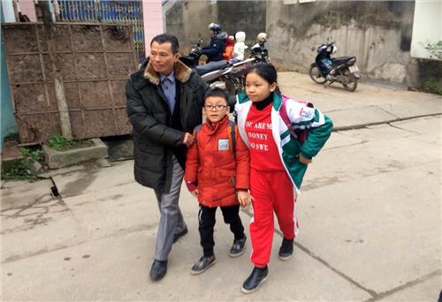 Tình nguyện dẫn học sinh sang đường