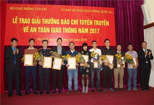 Trao giải thưởng báo chí tuyên truyền về trật tự an toàn giao thông