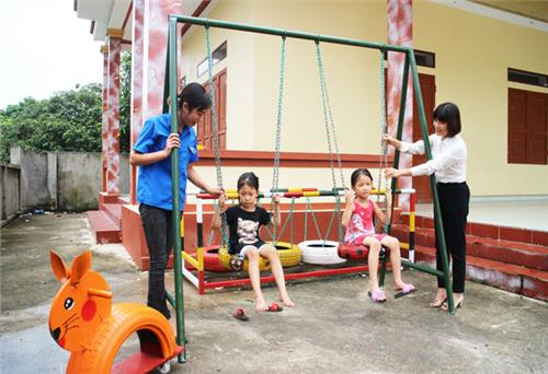 Làm đồ chơi cho trẻ em từ vật liệu tái chế