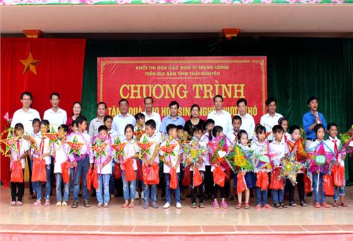 Trao tặng 90 suất quà cho học sinh nghèo vượt khó