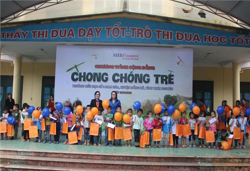 Tặng 120 suất quà cho học sinh nghèo