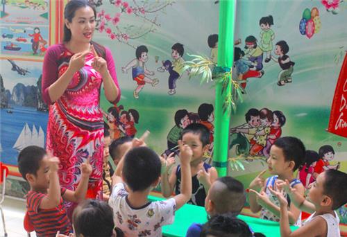 Cô giáo mầm non yêu nghề, mến trẻ