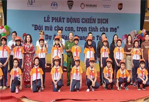 Quỹ AIP trao tặng hơn 5.000 mũ bảo hiểm cho học sinh tiểu học