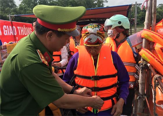 Tuyên truyền về “Văn hoá giao thông với bình yên sông nước”