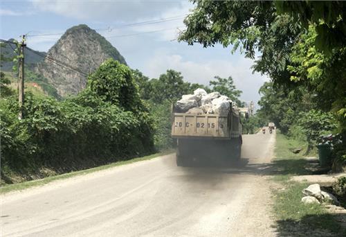 Rơi vãi đá trên đường gây mất an toàn giao thông