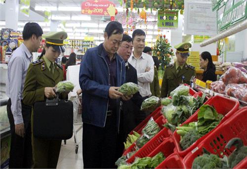 Lãnh đạo tỉnh kiểm tra thị trường Tết 
