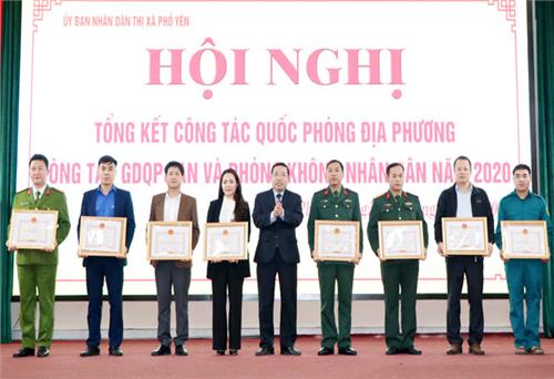 Khen thưởng các tập thể, cá nhân trong công tác quốc phòng địa phương