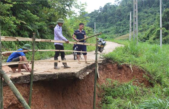 Khắc phục sạt lở trên tuyến đường vào xóm Lũng Hoài