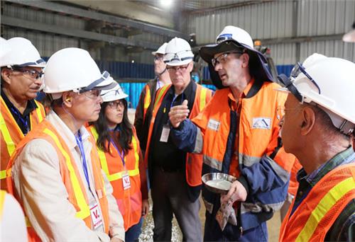 Các nhà khoa học quốc tế tìm hiểu thực tế tại Công ty Núi Pháo