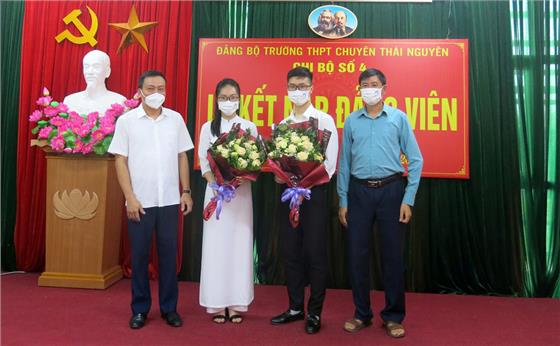 “Ươm những hạt giống đỏ” từ trên ghế nhà trường