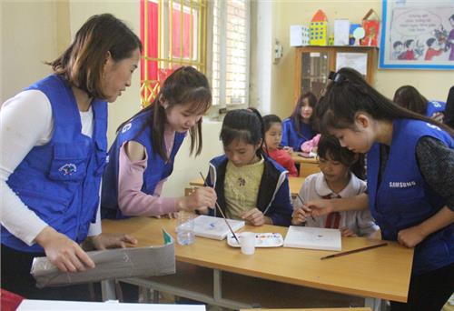 Chương trình “Sắc màu tuổi thơ”