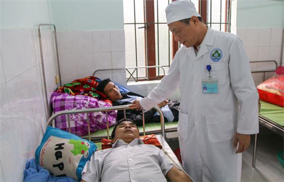 Người thầy thuốc tận tụy với công việc