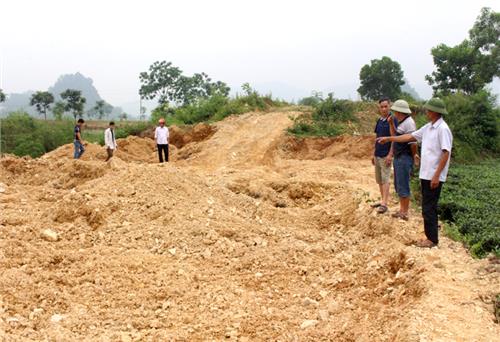 Nguy cơ sạt lở đất canh tác từ việc tự ý san ủi bờ suối