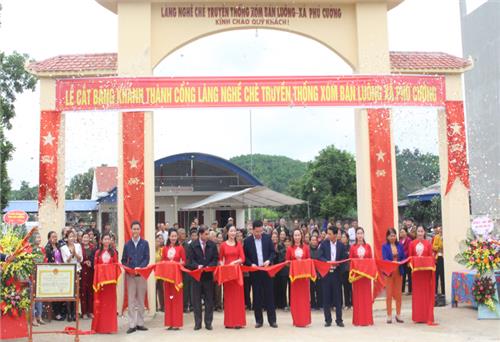 Đón nhận danh hiệu làng nghề truyền thống xóm Đèo và xóm Bán Luông