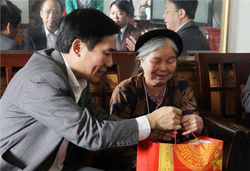 Thăm, tặng quà Tết cho các gia đình chính sách, hộ nghèo