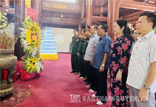 Đoàn công tác của tỉnh viếng Nghĩa trang Liệt sĩ Quốc tế Việt - Lào