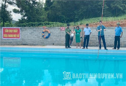 Cẩn trọng khi cho trẻ tắm bể bơi