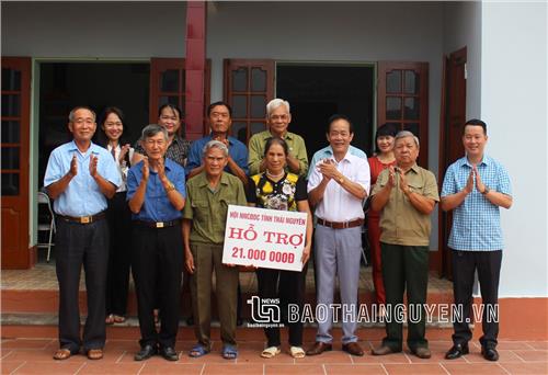 Trao tiền hỗ trợ sửa nhà cho nạn nhân chất độc da cam