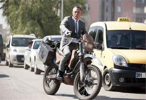 Chiếc Honda CRF450R của James Bond có giá 101.400 Bảng