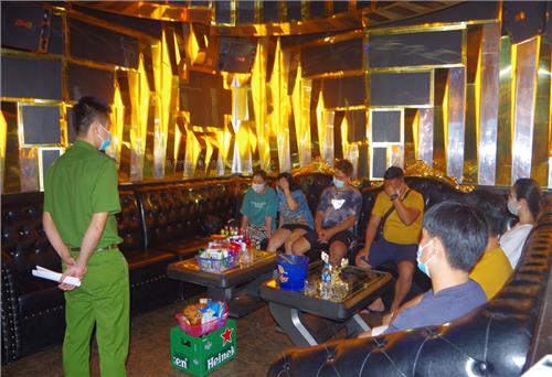 Phát hiện 8 phòng karaoke hoạt động vi phạm quy định phòng chống dịch