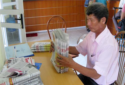 Người bưu tá kiêm nhiệm hết lòng vì công việc