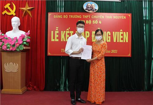 Kết nạp 2 đảng viên là học sinh THPT