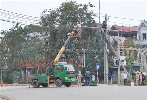 Khắc phục sự cố xe ô tô đầu kéo làm đổ cột đèn đường