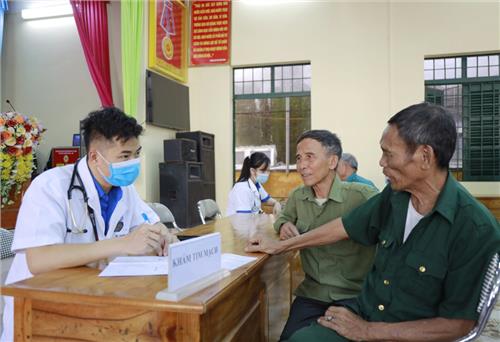 Khám bệnh miễn phí cho người dân xã La Bằng