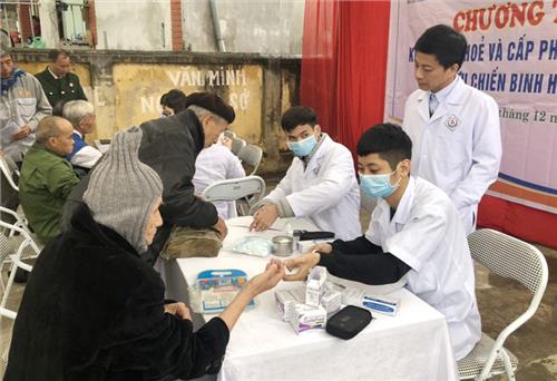 Khám, chữa bệnh và cấp phát thuốc miễn phí cho 191 cựu chiến binh